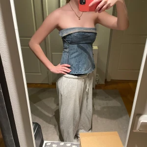 Jeans tubtopp med snörning - Snygg jeans tubtopp med snörning i ryggen, väldigt unik! Den är justerbar så passar därför xs-m beroende på hur man vill att den ska sitta. Aldrig använd bara testad