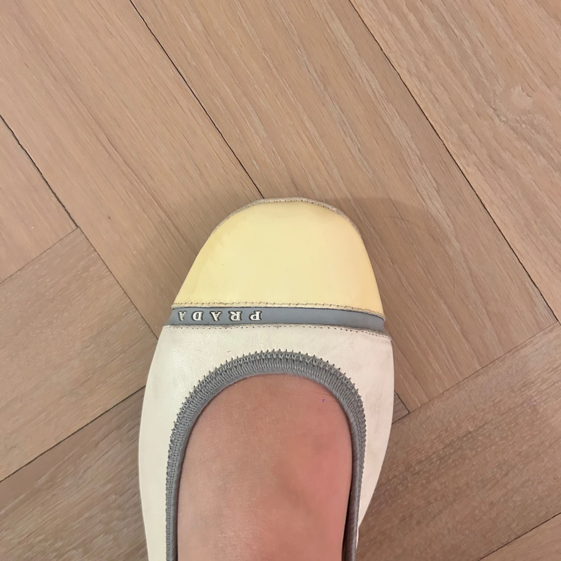 Beige& gula ballerinaskor från Prada - 1