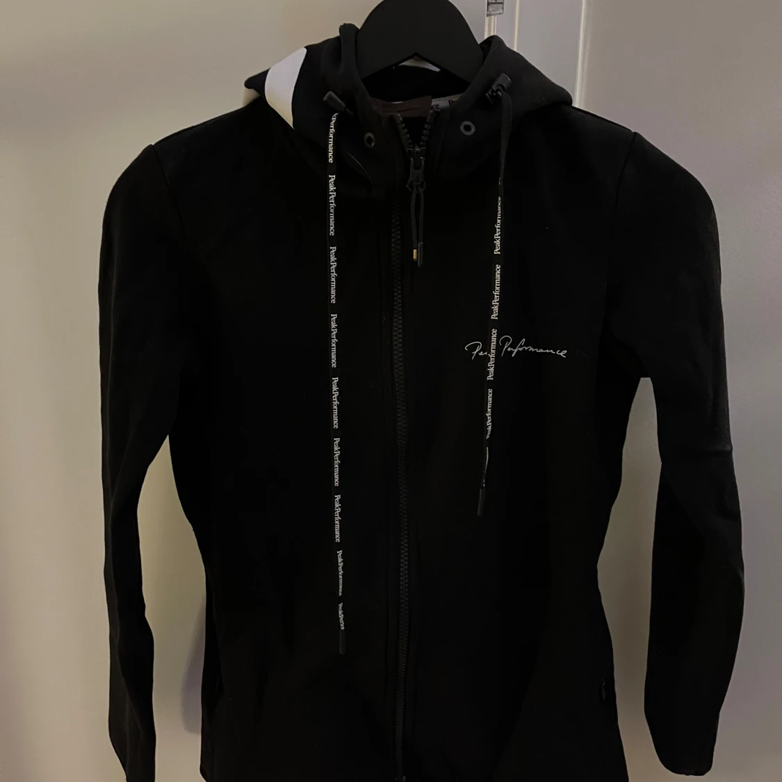 Svart hoodie från Peak Performance med dragkedja och huva - 2