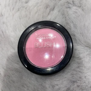 Rosa rouge från Colour Workshop - Säljer ett rosa rouge från Colour Workshop. Perfekt för att ge kinderna en fräsch och rosig look. Kompakt förpackning som är lätt att ta med i väskan. Helt oanvänd💕💕