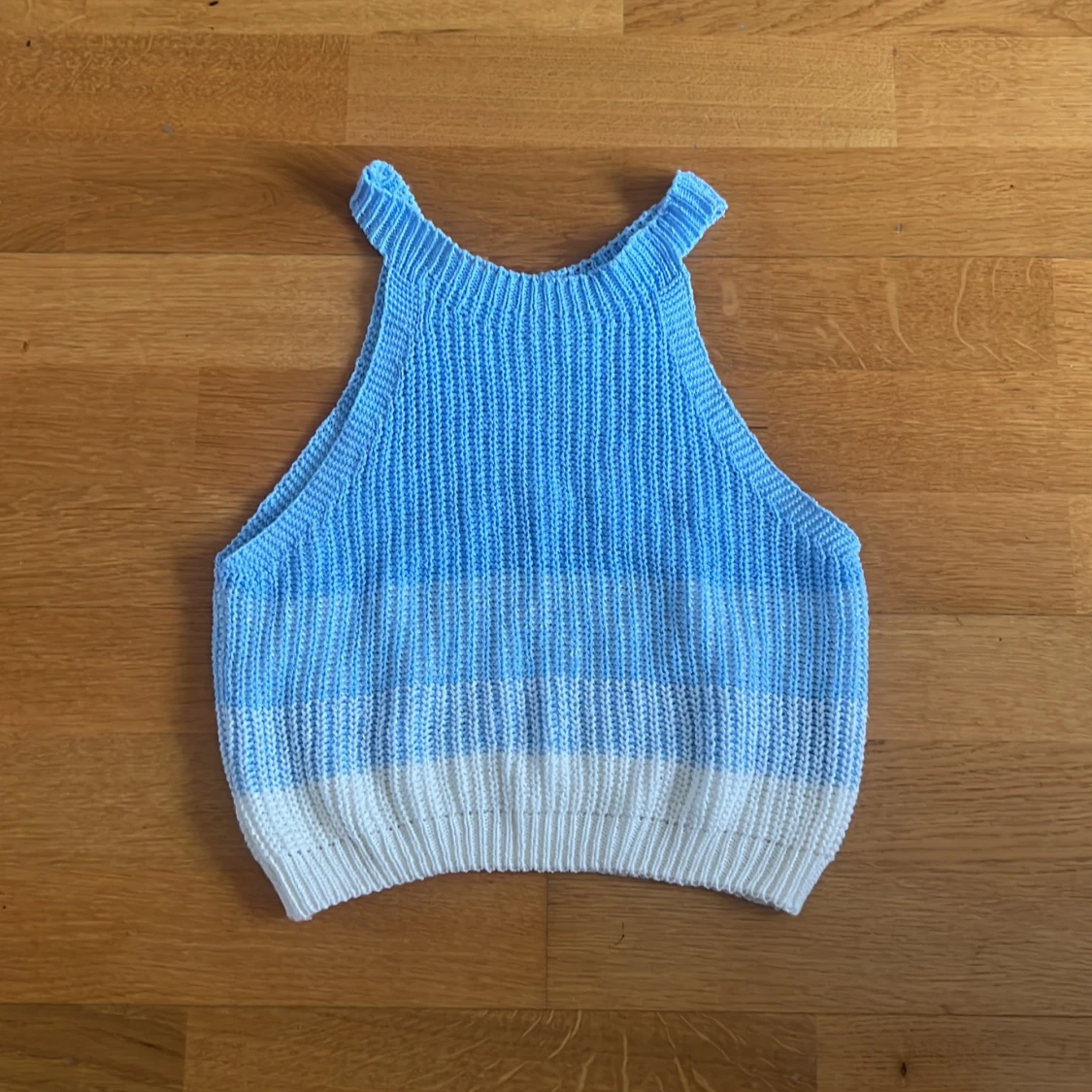 Blåvit ribbad stickad linnetopp