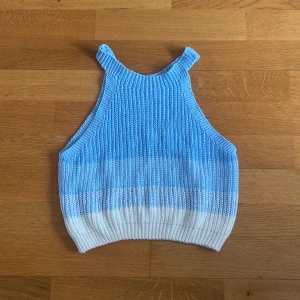 Blåvit ribbad stickad linnetopp - Säljer en super gullig stickad linnetopp i ribbat material. Köpt o Spanien men aldrig använd.