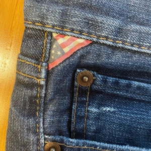 Ralph Lauren Jeans - Riktigt schyssta jeans från Ralph Lauren Denim & Supply med sjukt snygg tvätt, unika detaljer som den amerikanska flaggen över jeanslappen där bak, vid myntfickan och två små rips. Riktigt sköna jeans för dig som vågar stå ut lite. | Storlek 29/32 | Skick 8/10 | Endast 399kr och går inte att få tag i nya längre. | Priset är ej hugget i sten. | Modellen är 184, 72kg. |Skriv gärna vid frågor samt funderingar😊