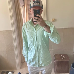 Ralph lauren skjorta - Ralph lauren skjorta | ”M slimfit” ≈ M/S | ljusgrön, mintfärg (ovanlig) | Första bilden demonstrerar färgen bäst, ljus och diskret | Sjukt snygg med lite bränna till sommaren | Helt ny (no tags) | modellen är 184 cm | Nyrpis 1699 