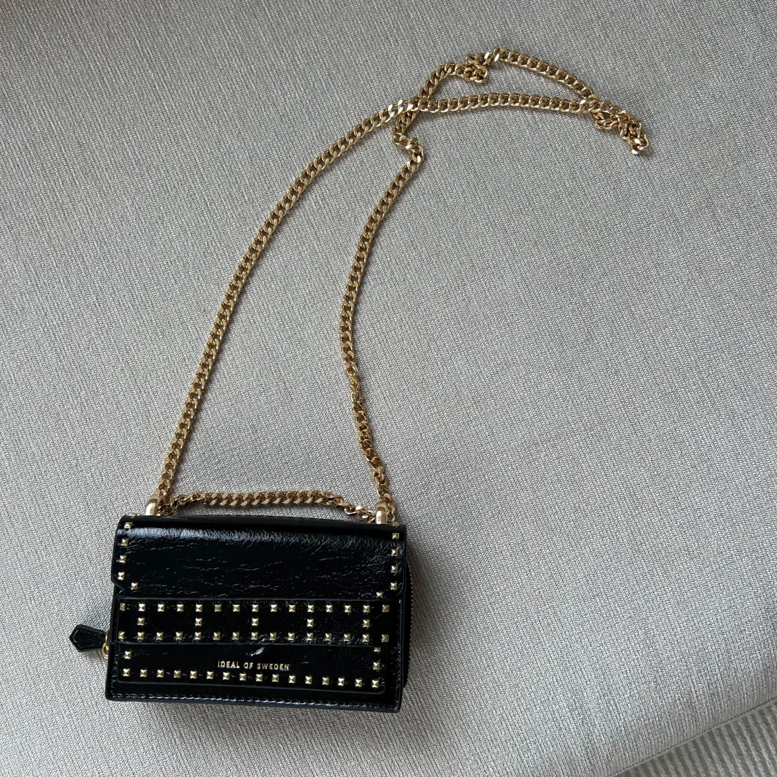 Svart axelväska med guldkedja från Ideal of Sweden