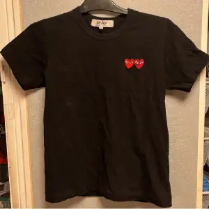 Säljer min cdg t shirt. T shirten har krympt i storlek efter tvätt från storlek M till storlek S. Men passar fortfarande bra. Kontakta gärna innan köp. Kontakta för att buda eller pruta för rimligt pris. Själv köpte jag för 1000. Så ni får hitta på något pris som är rimligt runt det.