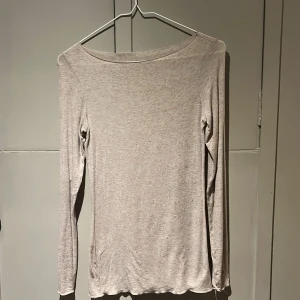 Beige intimissimi tröja - Säljer min superfina intimissimi tröja då den inte kommer till användning. Defekter ( se bild 3 och 4 ). Storlek s🩷🩷🩷🩷