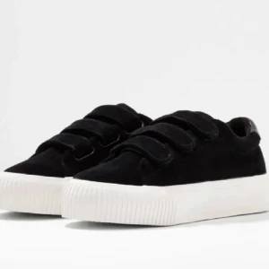 Svarta sneakers Even&Odd - Säljer ett par svarta sneakers med breda kardborreband och vit sula från Even&Odd. Slutsålda i nästan alla storlekar på Zalandos hemsida. Superfina verkligen, men är tyvärr lite för små på mig💘Dem är i väldigt bra skick! Hör av dig vid frågor eller för fler bilder!💞 (Andra bilden lånad från säljaren jag köpte av)