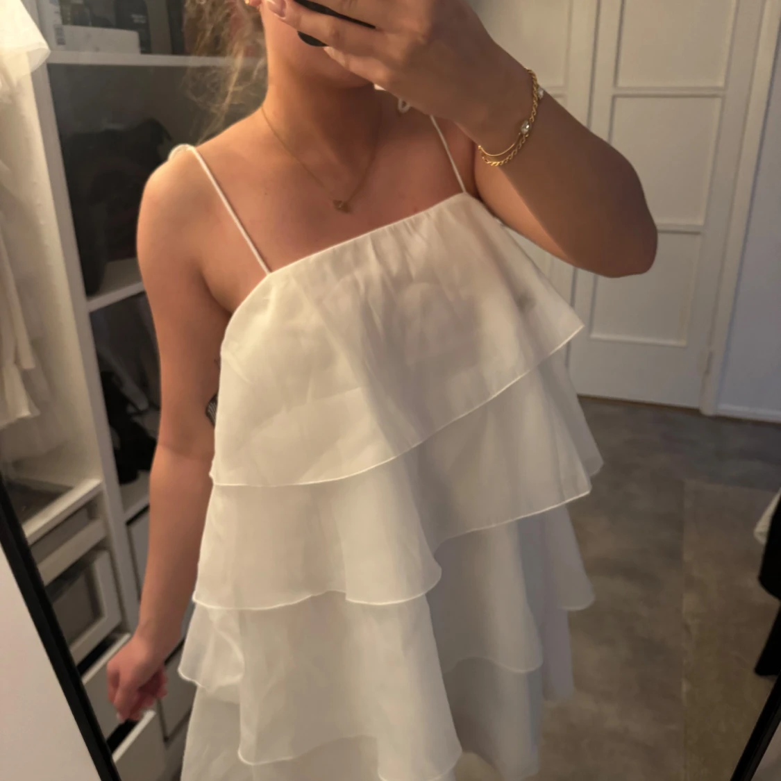 Vit volangklänning med smala axelband - 1