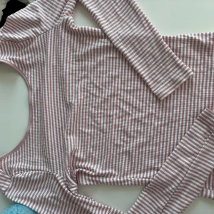 Randig långärmad topp i rosa och vit - Säljer en långärmad topp med smala rosa och vita ränder, rund halsringning!!🩷🤍 den är lite djupare i ryggen! Från shein! 