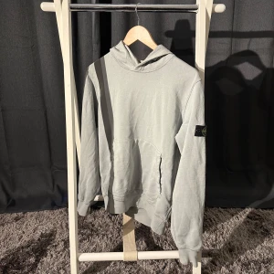 Stone Island Hoodie - Stone Island Hoodie Junior Storlek: 14 years Skick: 8/10 Färg: Pastel Grön Hör av er vid fler frågor eller funderingar!😁// Hugo