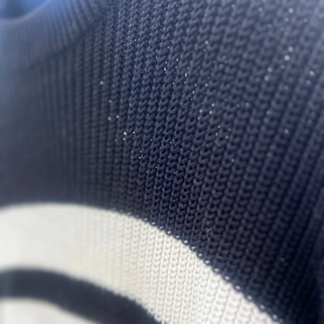 Svartvit randig stickad tröja från Gina Tricot - 1