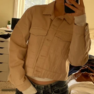 Vårjacka  - Säljer denna coola beige jeansjacka från Gina Tricot i storlek S. Perfekt tjocklek och färg nu till våren/ sommaren! Använd kanske två gånger så har fortfarande sin krisp av att vara ny😜 Nypris kring 500kr, öppen till förslag!🥰