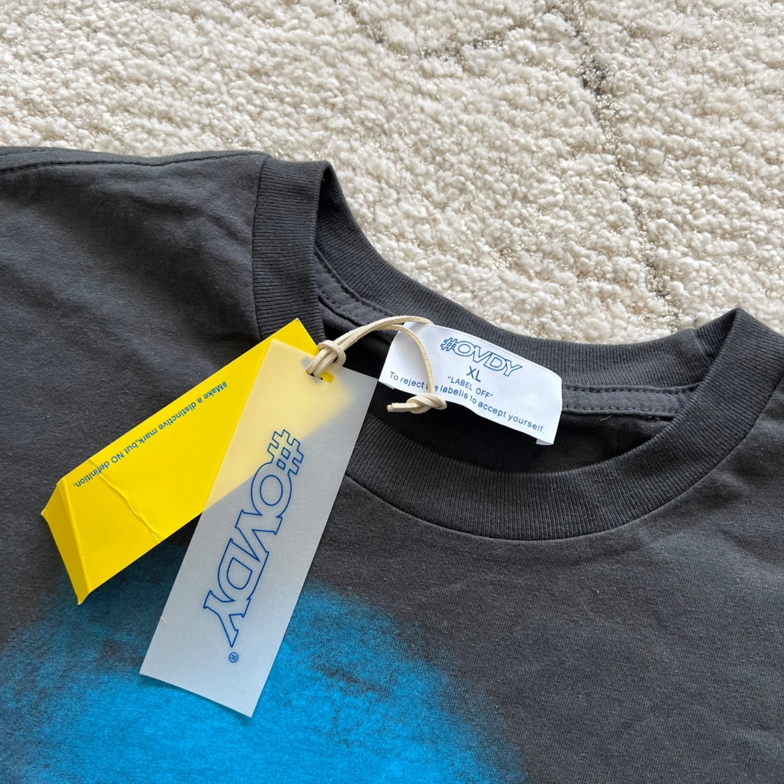 Svart t-shirt med blått tryck från Only - 2