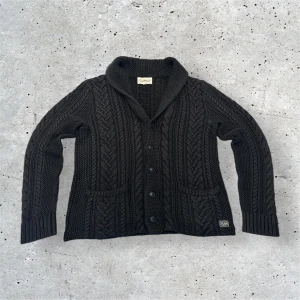 Ralph Lauren Cardigan - Ralph Lauren x Denim Supply Cardigan | Perfekt till våren | Toppskick 9/10 finns inga defekter | Färgen svart och storlek L | Nypris runt 4500kr | Hör av er för mer information/bilder!
