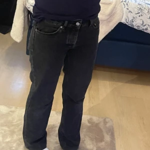 Svarta jeans från lager 157 - Säljer ett par svarta jeans från L. 157. De är staight och mid-waiste. Är i nytt skick.