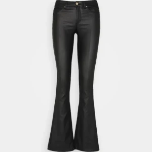 only skinnbyxa - jätte snygga lågmidjsfe skinnbyxor från only!🥰 har aldrig använt dessa. är storlek xxs men passar som xs, stora i storleken