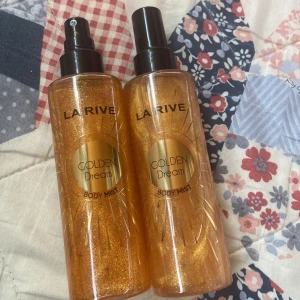 La rive parfymer - Säljer båda dessa duos för 110kr🥰 Det finns en med lock och en utan lock, den utan lock är endast använd 5 gånger. Den med lock är aldrig använd. Det är som en mist med lite shimmer i❤️❤️