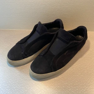 Arigato skor - Tjena! Säljer nu mina as feta Arigato skor i storlek 45. Skicket är bra och inga defekter. Nypris 2500, mitt pris 1299! Hör av dig vid minsta fundering:)