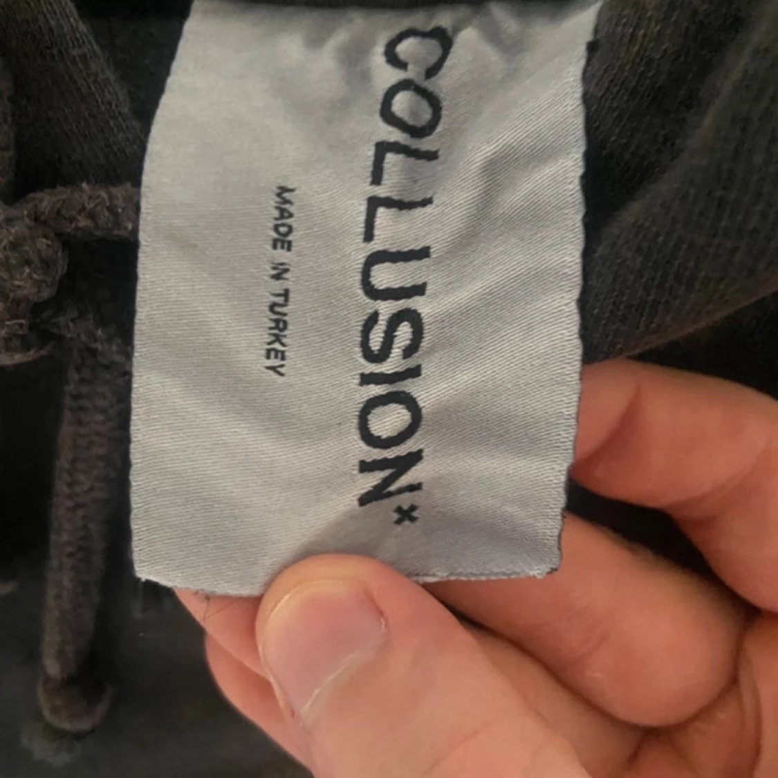 Svart hoodie med tryck från Collusion - 2