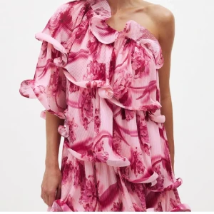 Lovisa Wallin klänning  - Säljer denna i 34, passar S helt ny i förpackning med lapp kvar! Många intresserade så skriv vad ni kan tänka er för pris💞helt slutsåld på hemsidan