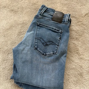 Replay jeans - Replay jeans i modellen ambass och är i nyskick ändast använda ett par få gånger. Storlek 30/30.