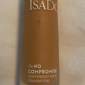 *NY*IsaDora The No Compromise Lightweight Matte, Presenttips Foundation 5W Warm - Ny oanvänd. Nypris: 209 sek, Pris nu: 45 sek IsaDora The No Compromise Lightweight Matte Foundation i nyansen 5W. Ger en matt finish och är lätt på huden. Passar oljig och kombinerad hud. Vegansk och parfymfri formula i en stilren glasflaska med vit kork.