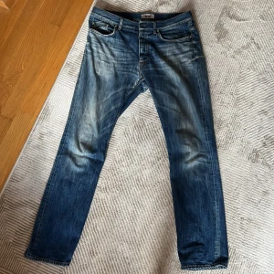 Blå jeans från Acne - Lagade i skrevet men har mycket kvar att ge, riktigt snygg tvätt. Benlängd 105 cm. Hittar inte den riktiga storleken så utgå från bildens mått.