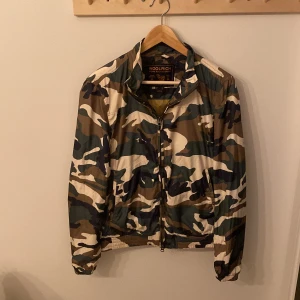 woolrich jacka camoflauge - Säljer denna trendiga woolrich jacka! | fantastiskt skick 10/10 | strl xs/s, är 180 och på mig är den lite kort, men i kroppen sitter den bra | nypris är runt 4000, vårt pris är 799 ❤️‍🔥 | dms om ni har fler frågor! 