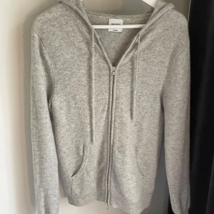 John Henric Kashmir Hoodie  - Säljer en grå Hoodie från John Henric i storlek S som är gjord av 100% Kashmir. Skicket ligger på 9/10 då den enda defekten är ett litet hål på vänstra snöret. 🟢Mitt pris: 900kr  🔴Nypris: 2600kr