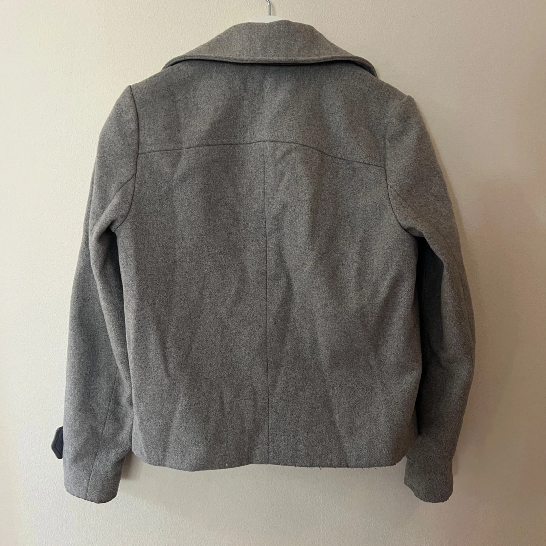 Grå kappa med knappar - 3