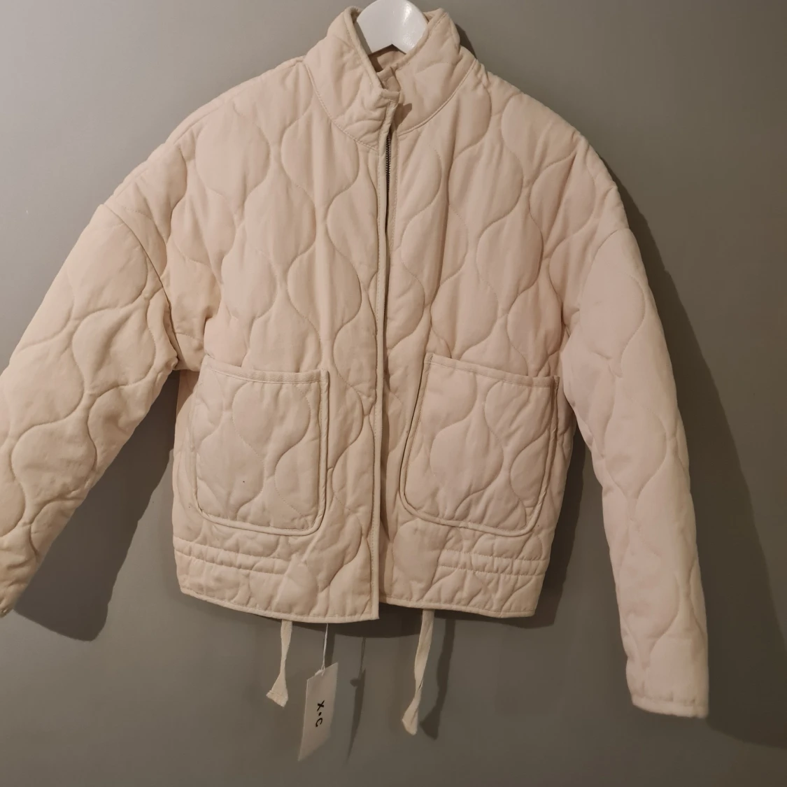 Beige quiltad jacka med dragkedja - 1