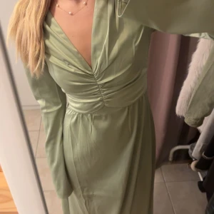 Adoore klänning  - Super fin adoore klänning som passar perfekt nu inför bal, fest, sommar mm💓kan posta samma dag som köp ifall man väljer PostNord 💓