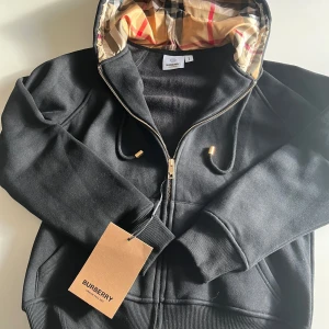 Svart huvtröja från Burberry women - Jätte fin, helt ny. För women, utan logga då . Svmen känns som xxs. Mått finns