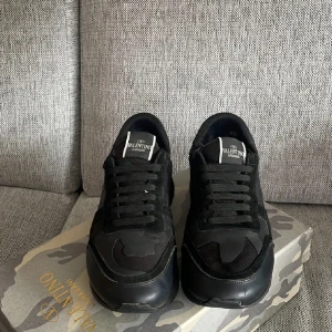 Helsvarta valentino rockrunners - Detta är ett par fräsch och riktigt goa rockrunners. Som är helt perfekta för en fräsch och fin stil. Om ni vill har fler bilder på dessa skor eller har någon fråga är det bara att skriva till mig!🙌🤩skolådan har gått sönder lite grann.