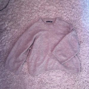 Beige stickad tröja - Mysig beige stickad tröja med rund hals och långa ärmar. Perfekt för kyliga dagar och enkel att matcha med olika outfits.