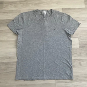Dondup T-shirt - Säljer denna feta dondup T-shirten | skick 9/10, använd fåtal gånger | Hör gärna av vid frågor och funderingar! (Priset är ej hugget i sten)