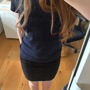 Svart tight kjol - Snygg svart tight kjol från bikbok, knappt använd 💕