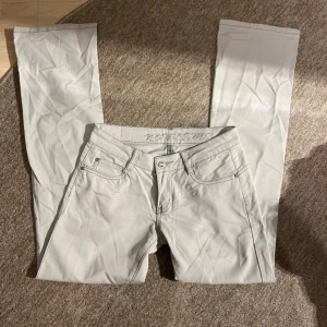 Vita bootcut jeans - Snygga vita bootcut jeans med låg midja. Midja 36cm Innebenslängd 77cm jag är 165 ungefär. 