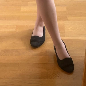 Svarta ballerinaskor med twist-detalj - Säljer ett par svarta ballerinaskor från XIT i storlek 37. Parfekta till sommarn! 