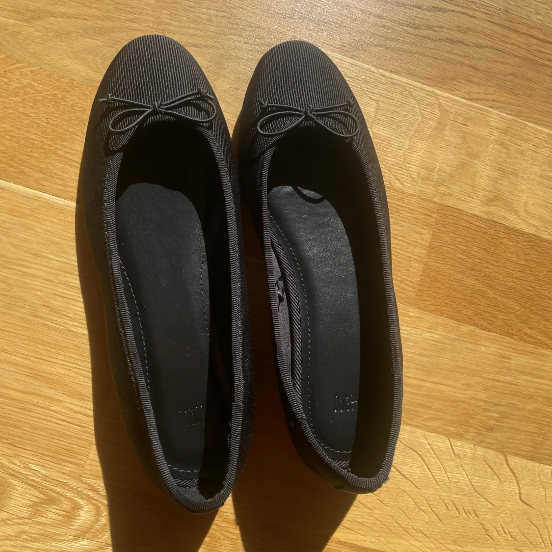 Svarta ballerinaskor med rosett