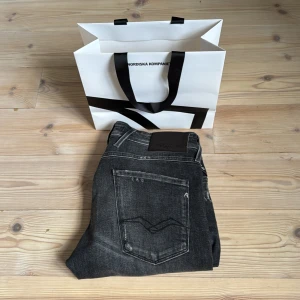 Replay anbass ( aged 05) - Säljer ett par riktigt snygga replay jeans i storleken 30/32. Dom är i 10/10! Skick och har blivit uppsydda en bit och därför är dom 30/32. Köpt på NK för 1799kr. Mitt pris: 599! Kontakta gärna vid frågor🙌