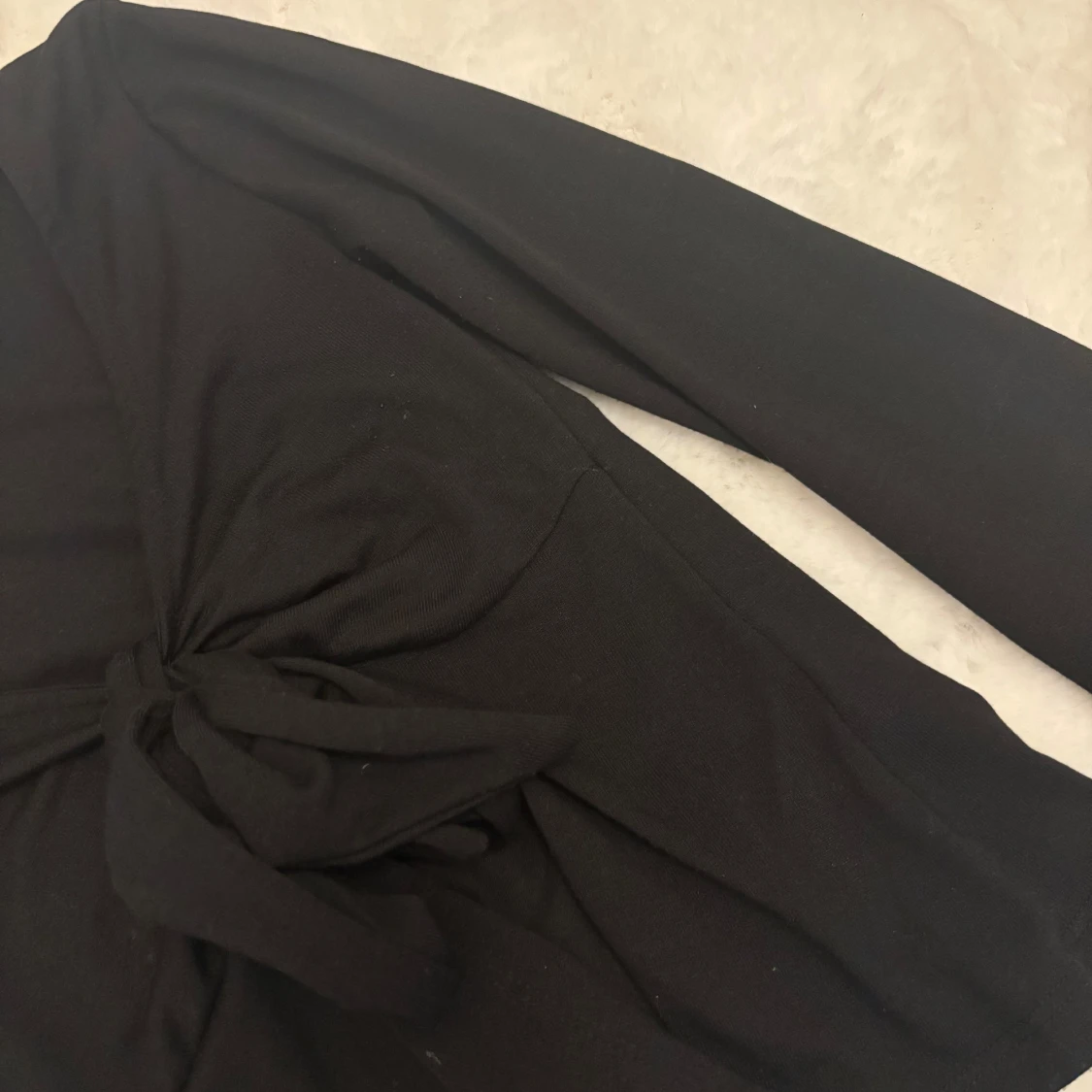 Svart långärmad topp med knyt framtill - 1