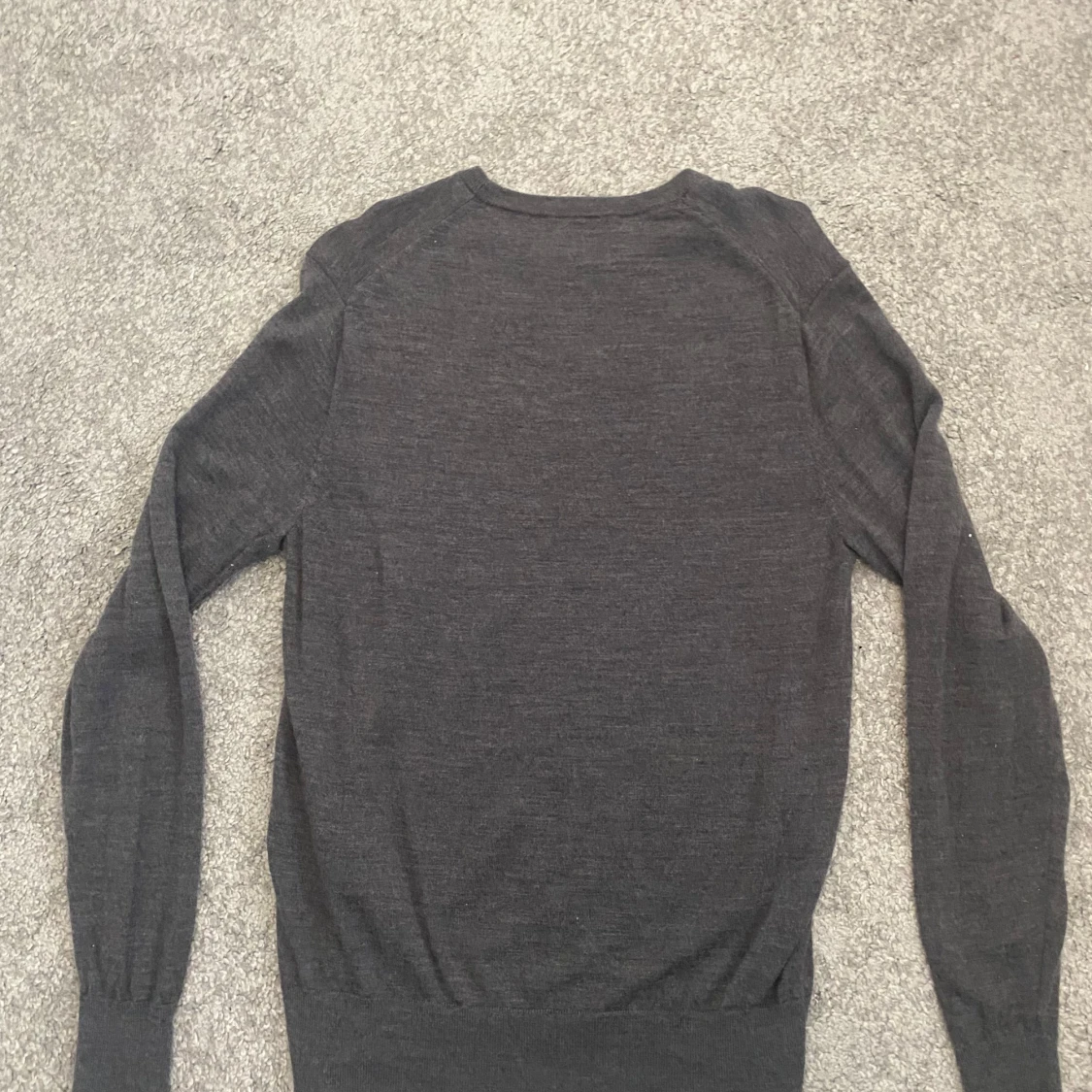 Grå tunn stickad tröja från Uniqlo - 1