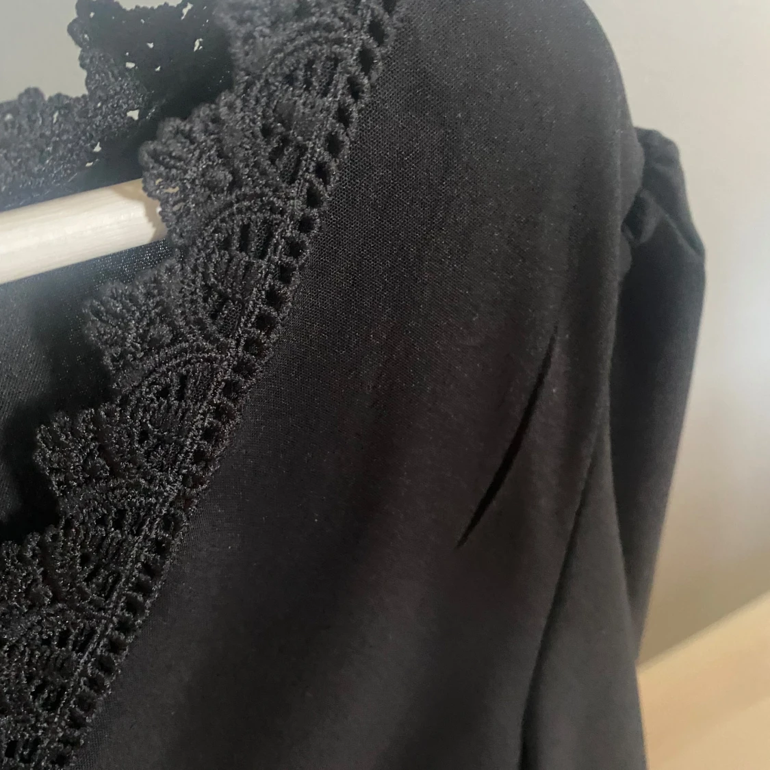 Svart blus med spetsdetaljer - 1