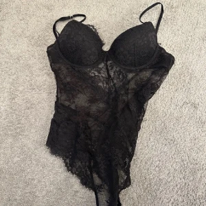 Svart spetsbody - Jättefin body från h&m🩷 använd 1 gång! St 75A