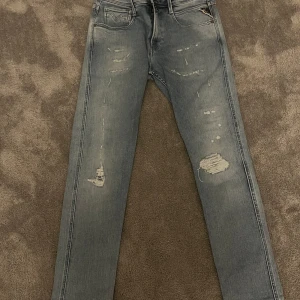 Replay jeans  - Feta replay jeans i slim modell i storlek 30/32 suveränt skick. Pris kan diskuteras vid snabbt köp! 