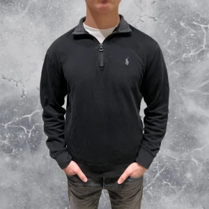 Ralph Lauren Quarter Zip Tröja Svart - •Ralph Lauren Quarter-Zip tröja svart. Skick: 8/10, Inga skador! Storlek: XS Herr, passar XS/S. Modell: 173 cm, 63 kg. Sitter bra på modellen på bild! Authentic: ✅, qr kod finns även i plagget! Nypris: 2 200 kr~.  Modellnamn: ”LUXURY JERSEY QUARTER-ZIP PULLOVER”. Hör av dig vid frågor eller funderingar, mvh Hessler’s;)