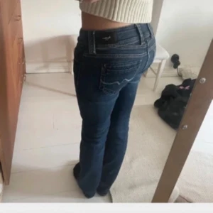 Pepe Jeans - Säljer dessa low waist Pepe jeans storlek 30/32 pga att dom inte kommer till användning, jätte fina knappt använda. Pris kan diskuteras samt fler bilder kan skickas privat💞(första bilden lånad) 
