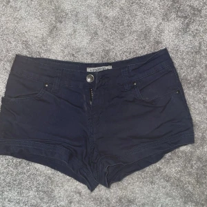 Mörkblå jeansshorts från Inside - Ett par super Snygga lågmidjade mörkblå jeansshorts💗